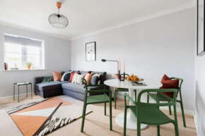 Stylish 2 Bed Flat near Station, Parking, Sleeps 6